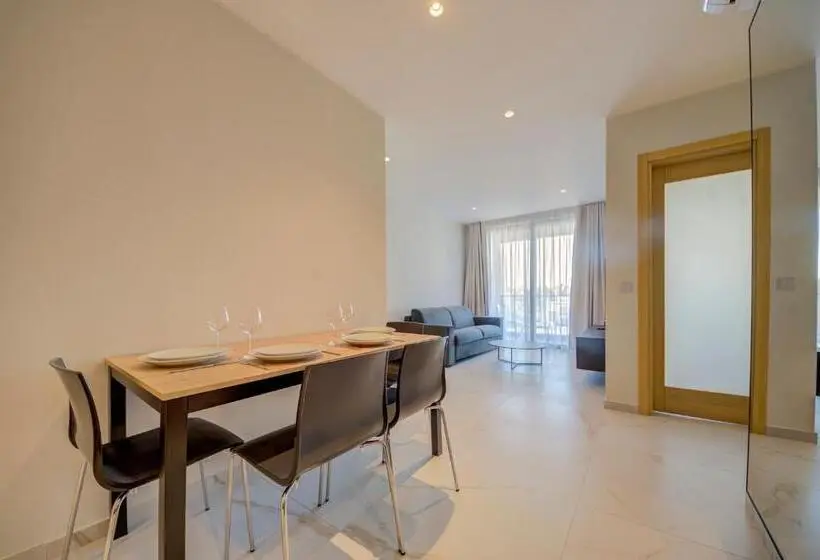 سوئیت با بالکن, Mayfair By Premier Suites Mt