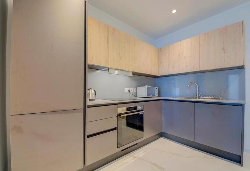 سوئیت با بالکن, Mayfair By Premier Suites Mt