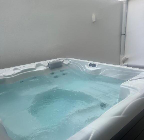 سوئیت با وان آب گرم, Mayfair By Premier Suites Mt