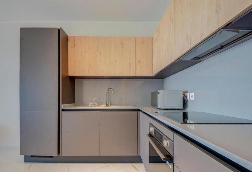 سوئیت با وان آب گرم, Mayfair By Premier Suites Mt