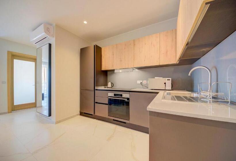 سوئیت با بالکن, Mayfair By Premier Suites Mt