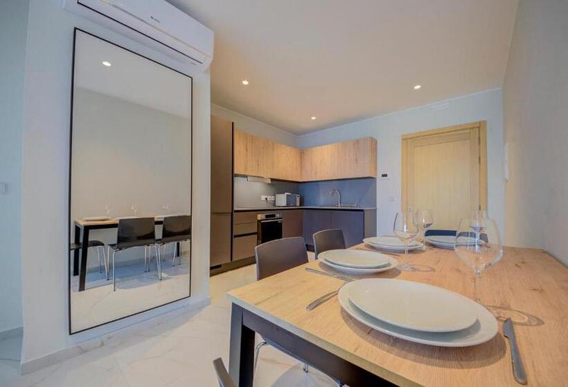 سوئیت با بالکن, Mayfair By Premier Suites Mt