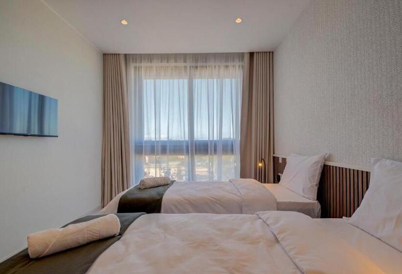 سوئیت با بالکن, Mayfair By Premier Suites Mt