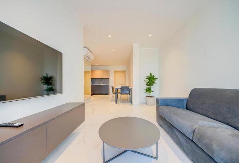 سوئیت با بالکن, Mayfair By Premier Suites Mt