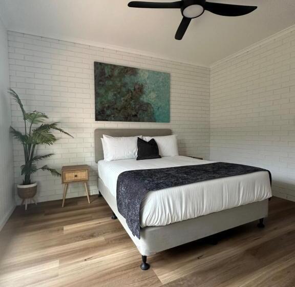 Номер Deluxe, Burrum Tavern