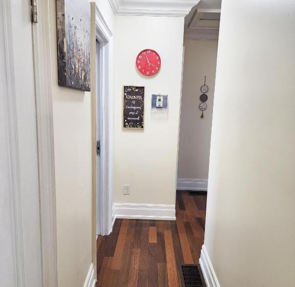 غرفة قياسية, Toronto Uptown 1   Bus To Downtown