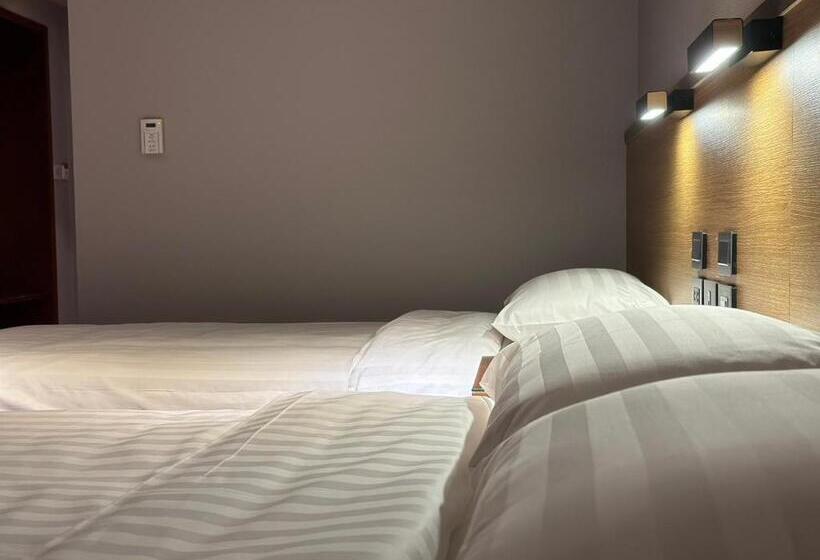 اتاق لوکس سه تخته, Rich & Free Hotel Fuzhong 富逸旅趣 板橋府中館