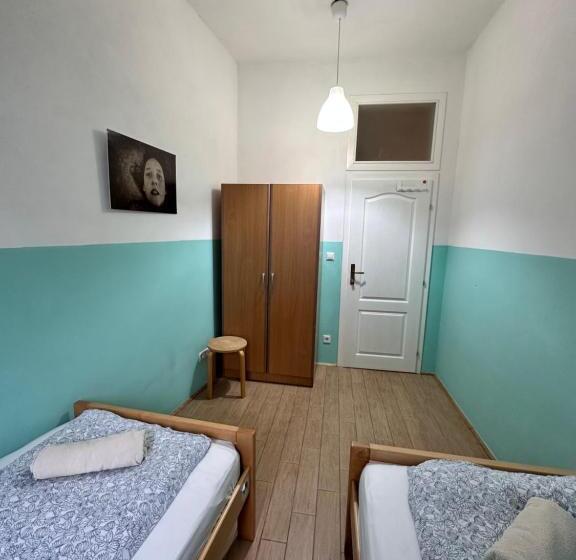 اتاق اکونومی, Dream Hostel