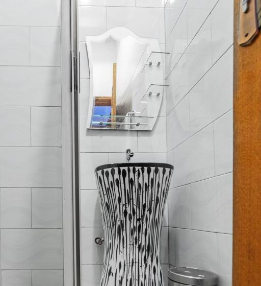 اتاق استاندارد با بالکن, Ambrosia Heights Entebbe