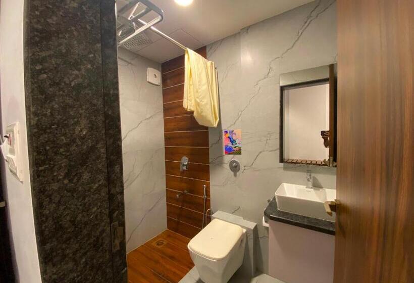 חדר קלאסי לשלושה, Swaraj