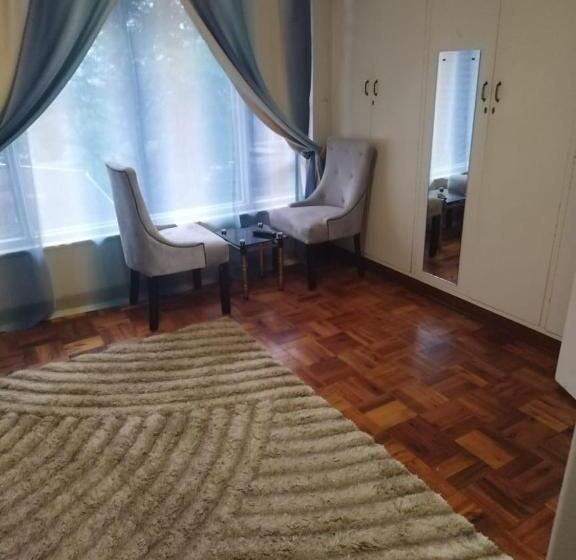 キングサイズベッドのスタンダードルーム, Comrades Oasis Guest House