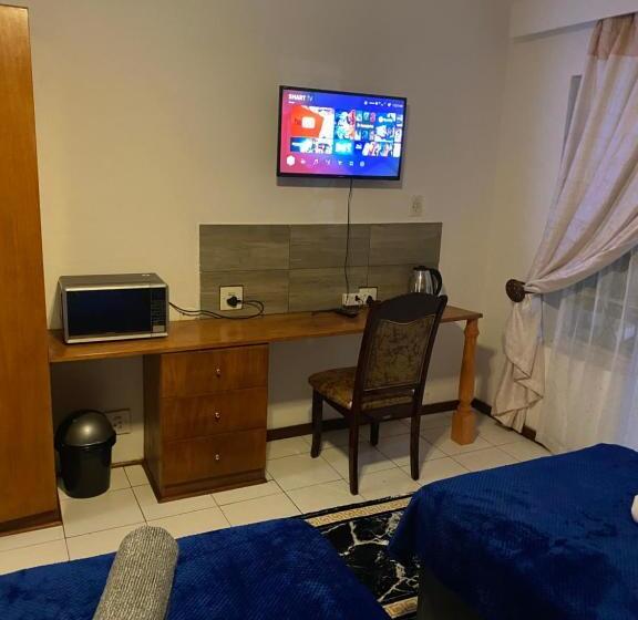 キングサイズベッドのスタンダードルーム, Comrades Oasis Guest House