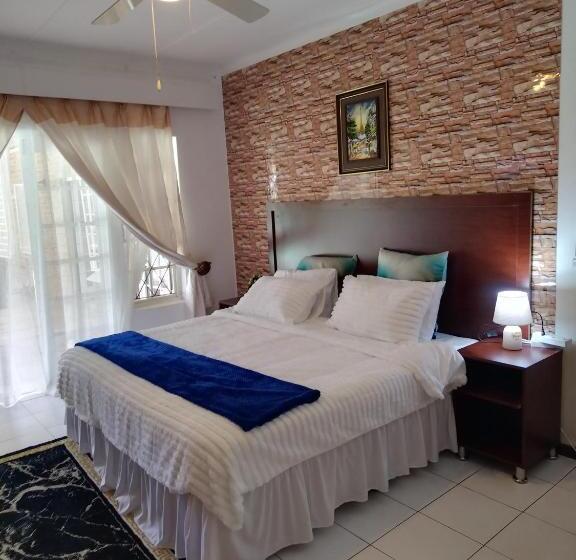 Стандартный Номер Кровать Кинг, Comrades Oasis Guest House