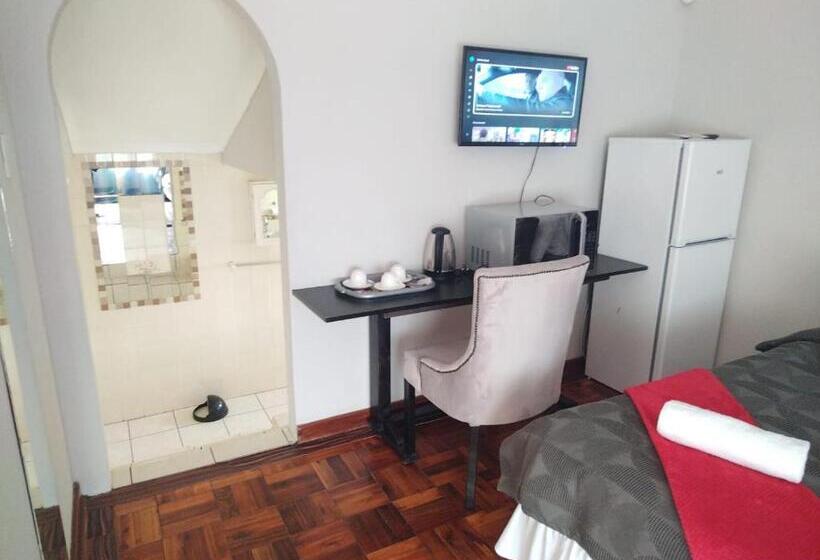 キングサイズベッドのスタンダードルーム, Comrades Oasis Guest House