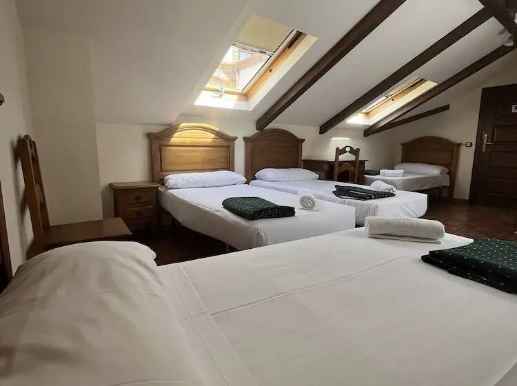 Standard Neljän Hengen Huone, Hostal Corper Navalcarnero