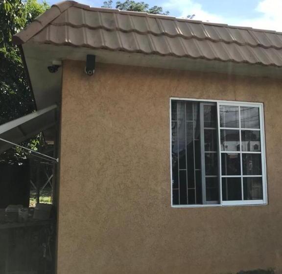 اتاق استاندارد با تراس, Cams Hide Away Suite