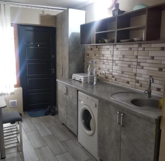 تختخواب در اتاق مشترک, Buddha Hostel