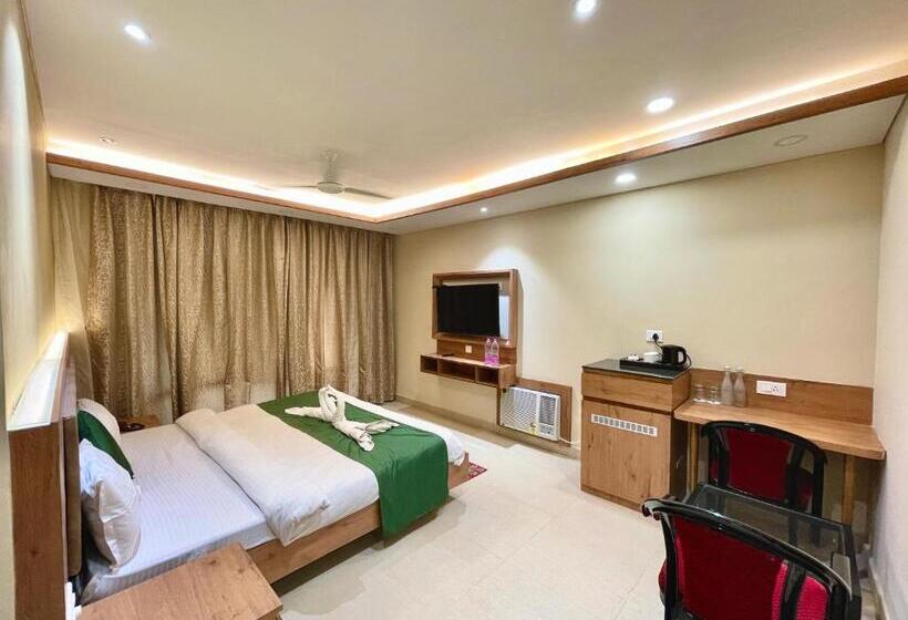 エコノミートリプルルーム, Rockbay ! Puri, Swimming Pool Lift And Parking Facility Near Sea Beach & Temple Breakfast Included