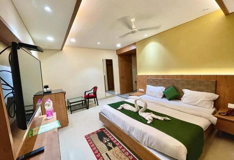 エコノミートリプルルーム, Rockbay ! Puri, Swimming Pool Lift And Parking Facility Near Sea Beach & Temple Breakfast Included