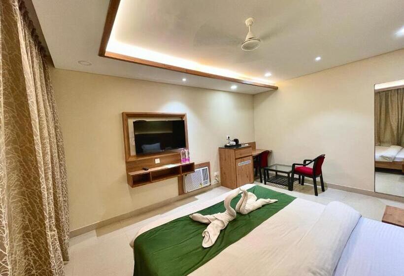 エコノミートリプルルーム, Rockbay ! Puri, Swimming Pool Lift And Parking Facility Near Sea Beach & Temple Breakfast Included