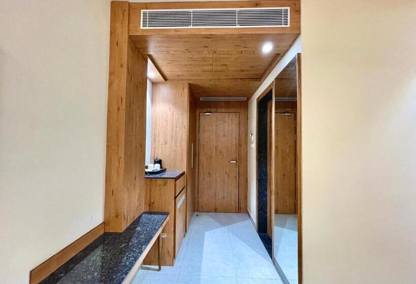 エコノミートリプルルーム, Rockbay ! Puri, Swimming Pool Lift And Parking Facility Near Sea Beach & Temple Breakfast Included