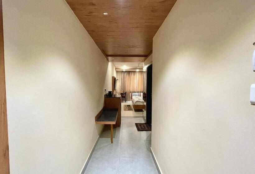 Номер Economy, Rockbay ! Puri, Swimming Pool Lift And Parking Facility Near Sea Beach & Temple Breakfast Included