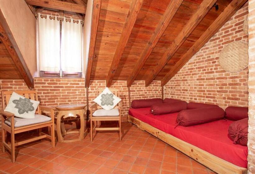 اتاق استاندارد, Manju Baha Hotel School