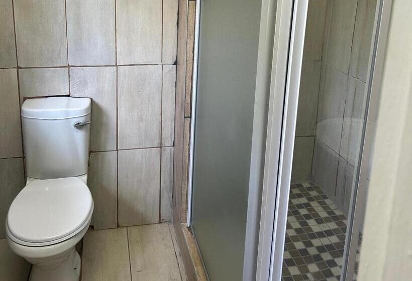 スタンダードトリプルルーム, Andre S Place