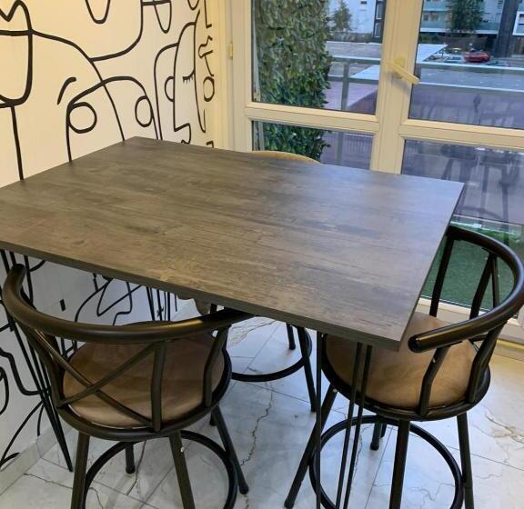 جناح عائلي, Chambre Privée Face Arrêt De Tram Proche Métro 5 Pablo Picasso, Chambres Individuelles , La Cuisine