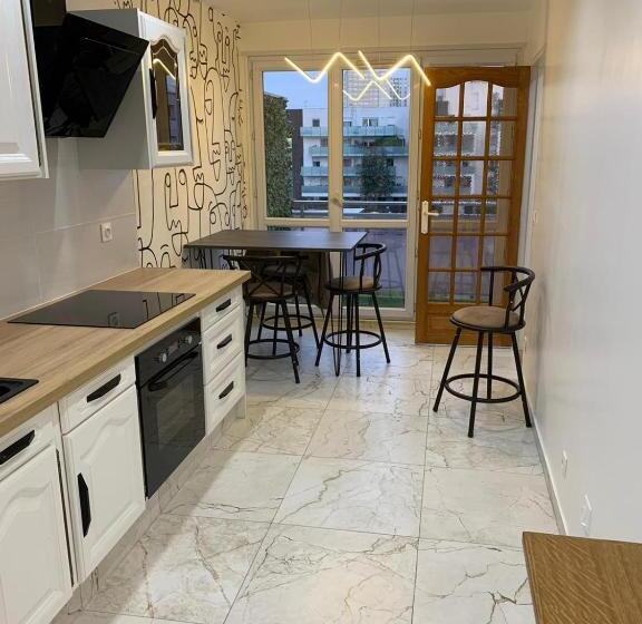 סוויטה משפחתית, Chambre Privée Face Arrêt De Tram Proche Métro 5 Pablo Picasso, Chambres Individuelles , La Cuisine