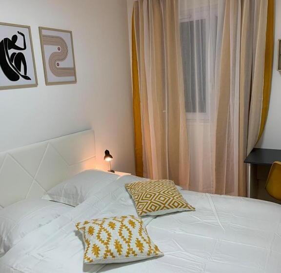 Family Suite, Chambre Privée Face Arrêt De Tram Proche Métro 5 Pablo Picasso, Chambres Individuelles , La Cuisine