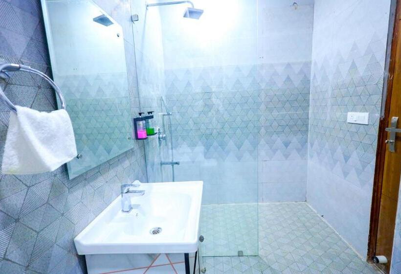 اتاق لوکس, Clay Inn Hotel, Sohna Road, Sector 49, Gurugram