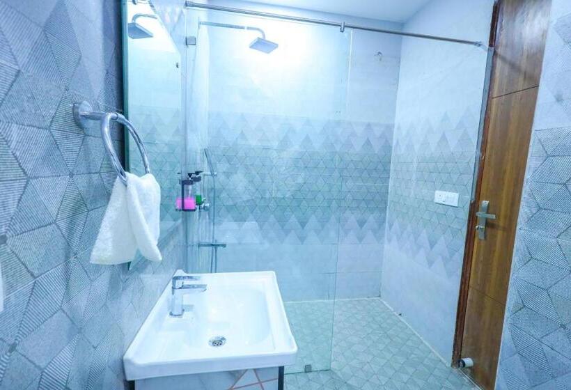 اتاق لوکس, Clay Inn Hotel, Sohna Road, Sector 49, Gurugram