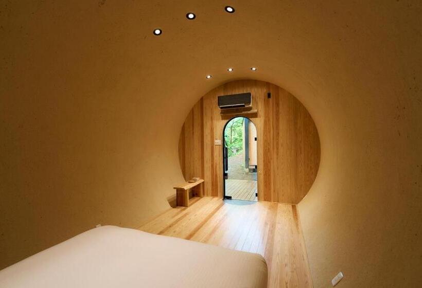 Standard Room, 自然人村