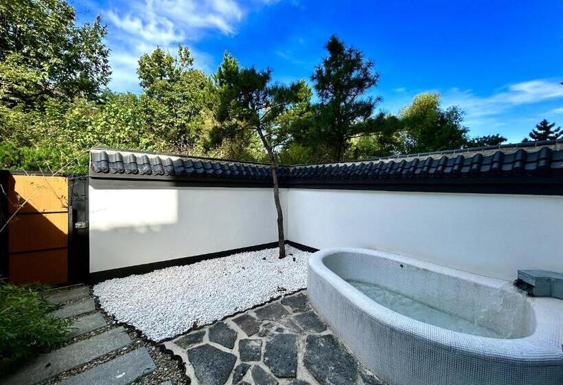 חדר סטנדרט לשלושה, Rainbow Valley Hot Spring