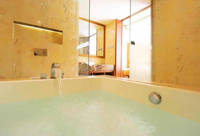 חדר סופריור, Rainbow Valley Hot Spring