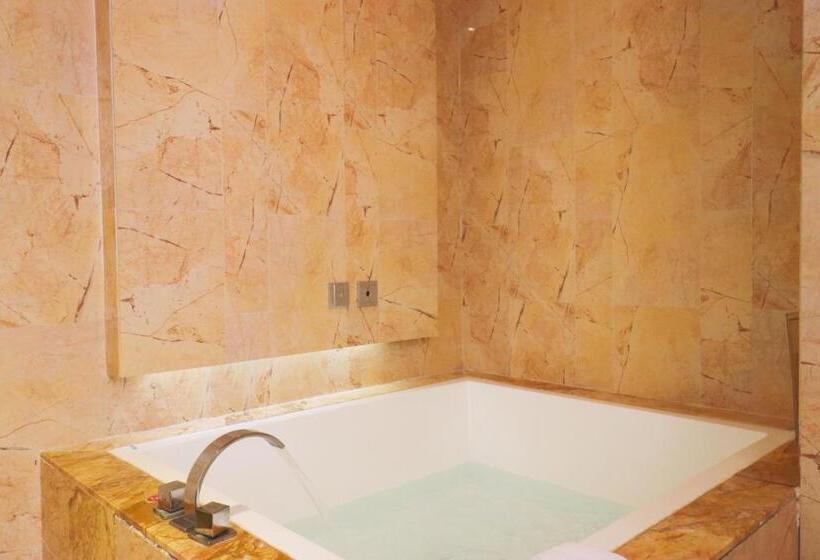 חדר סופריור, Rainbow Valley Hot Spring