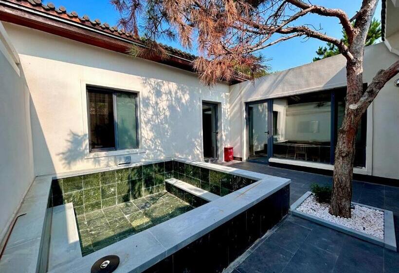 חדר סופריור לארבעה, Rainbow Valley Hot Spring