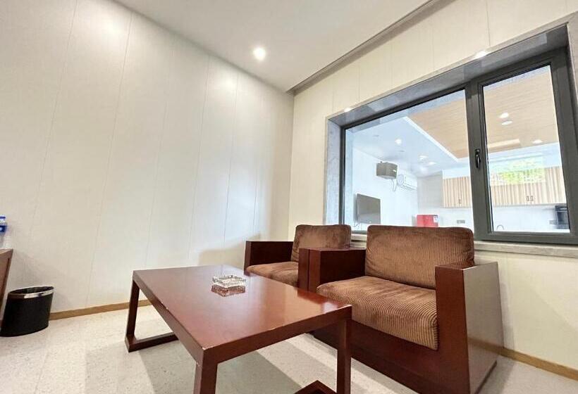 חדר סופריור לארבעה, Rainbow Valley Hot Spring