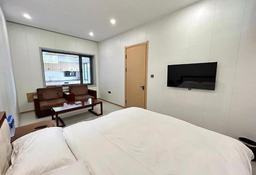 חדר סופריור לארבעה, Rainbow Valley Hot Spring