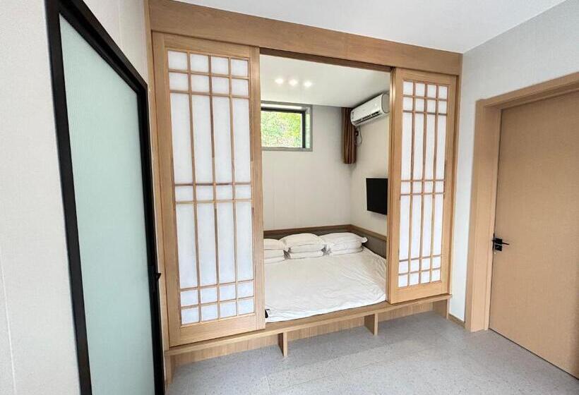 חדר סופריור לארבעה, Rainbow Valley Hot Spring