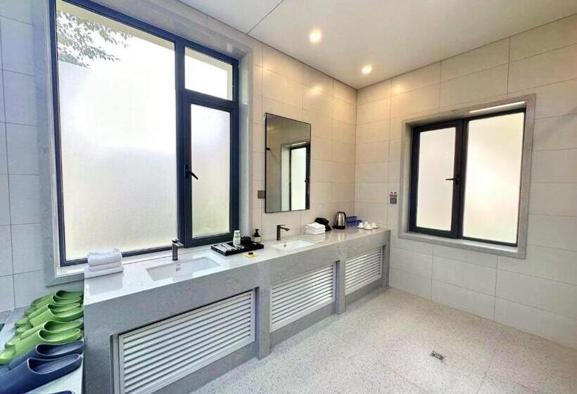 חדר קומפורט לשלושה, Rainbow Valley Hot Spring