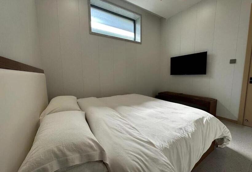 חדר קומפורט לשלושה, Rainbow Valley Hot Spring