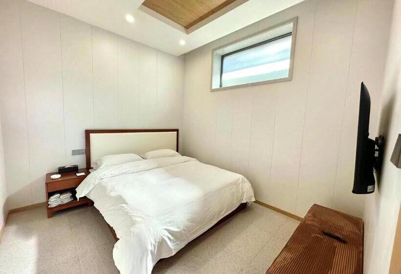 חדר קומפורט לשלושה, Rainbow Valley Hot Spring