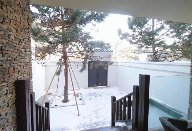 חדר סטנדרט לשלושה, Rainbow Valley Hot Spring