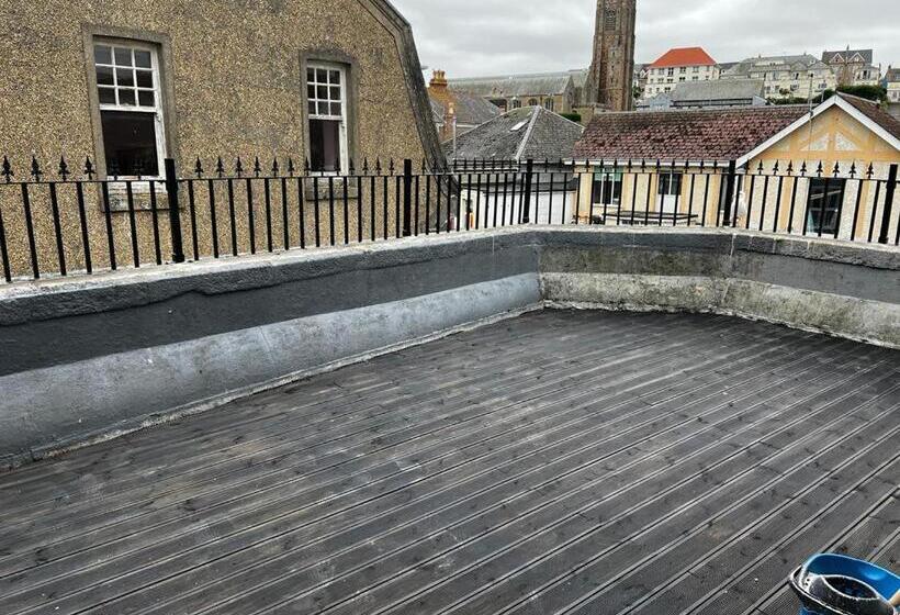 غرفة قياسية, Graceful House