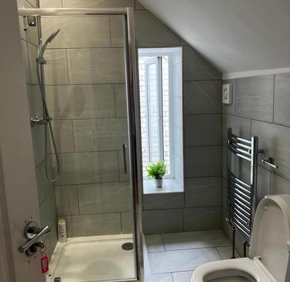 غرفة قياسية, Graceful House