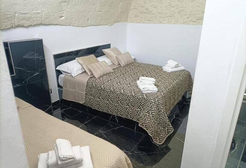 غرفة ديلوكس ثلاثية, Newhouse Rooms Black & White