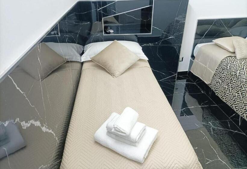 غرفة ديلوكس ثلاثية, Newhouse Rooms Black & White