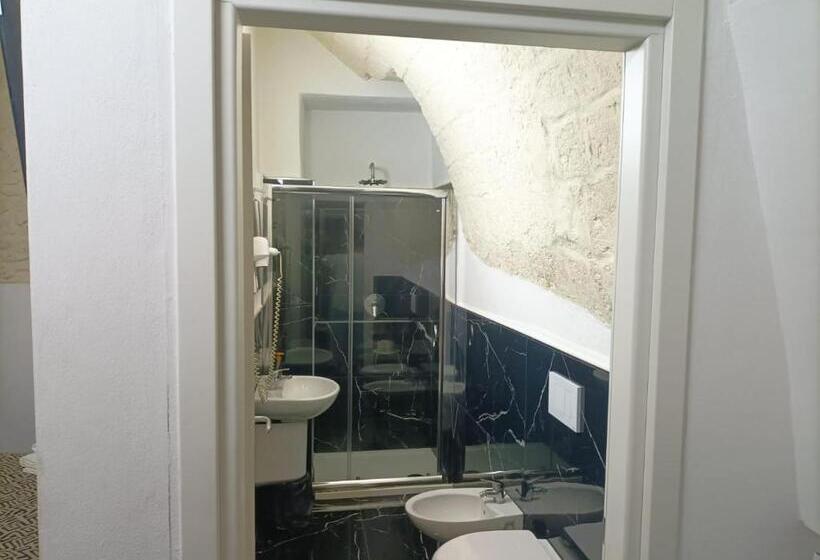 غرفة ديلوكس ثلاثية, Newhouse Rooms Black & White